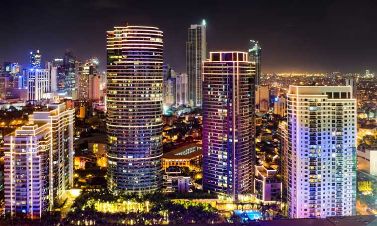 paisaje nocturno de ciudad de Manila, Filipinas