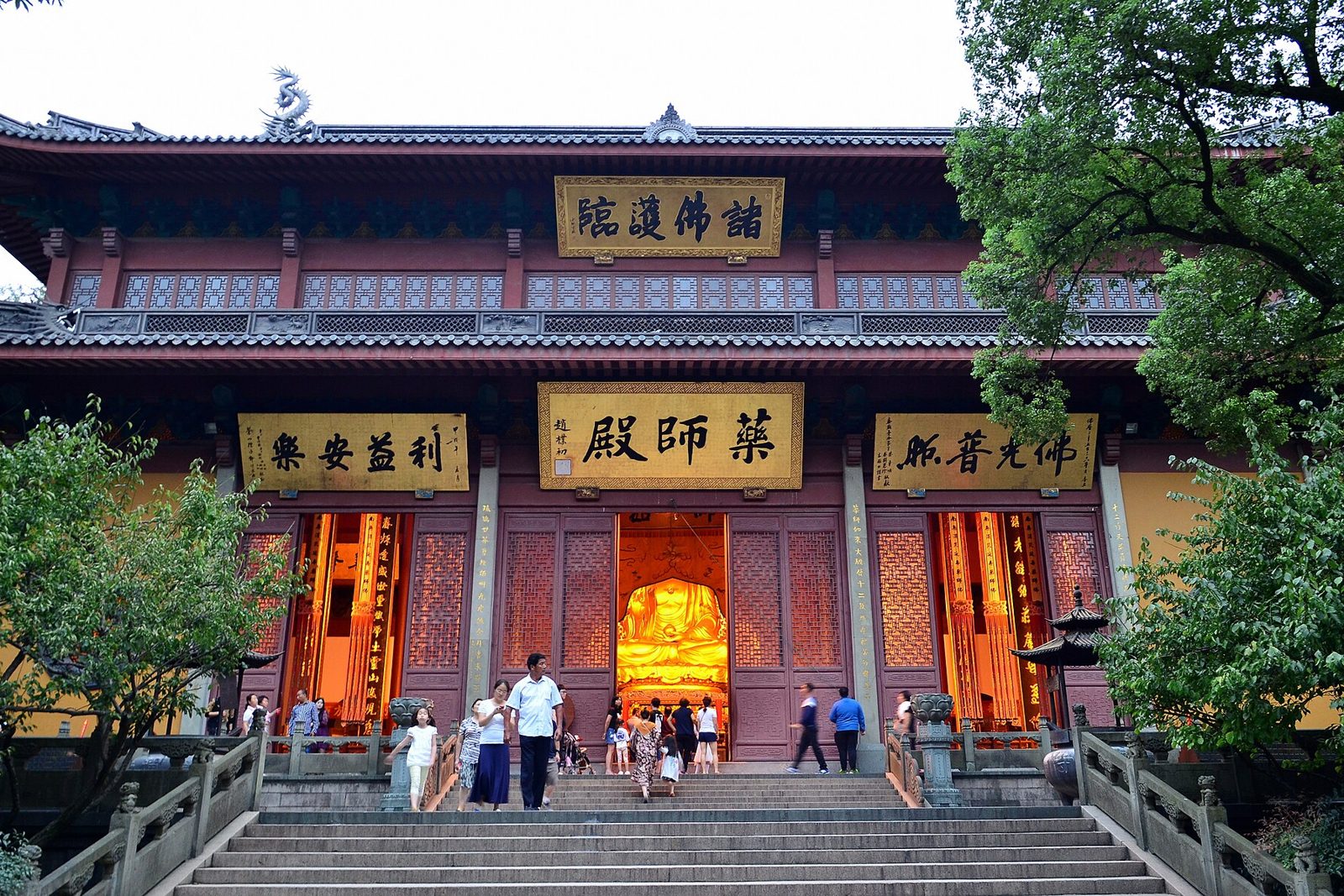 Il padiglione del Buddha della Medicina al tempio Lingyin di Hangzhou, Cina