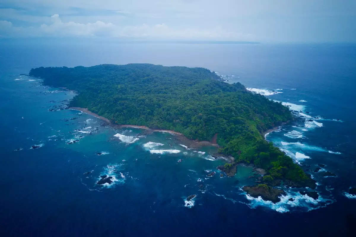 Isola del Caño vista dall'alto nell'oceano Pacifico, escursione della luna di miele in Costa Rica