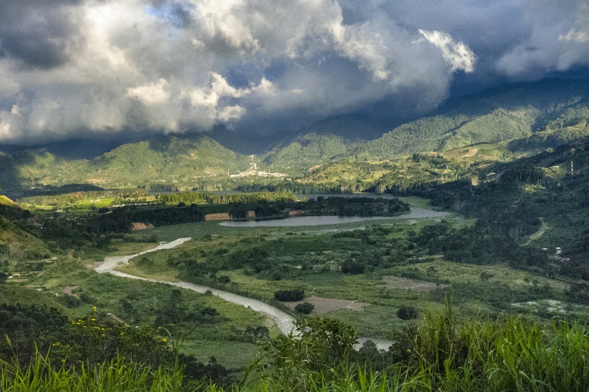 Valle verde con un fiume tra le montagne sotto le nuvole, viaggio di nozze in Costa Rica