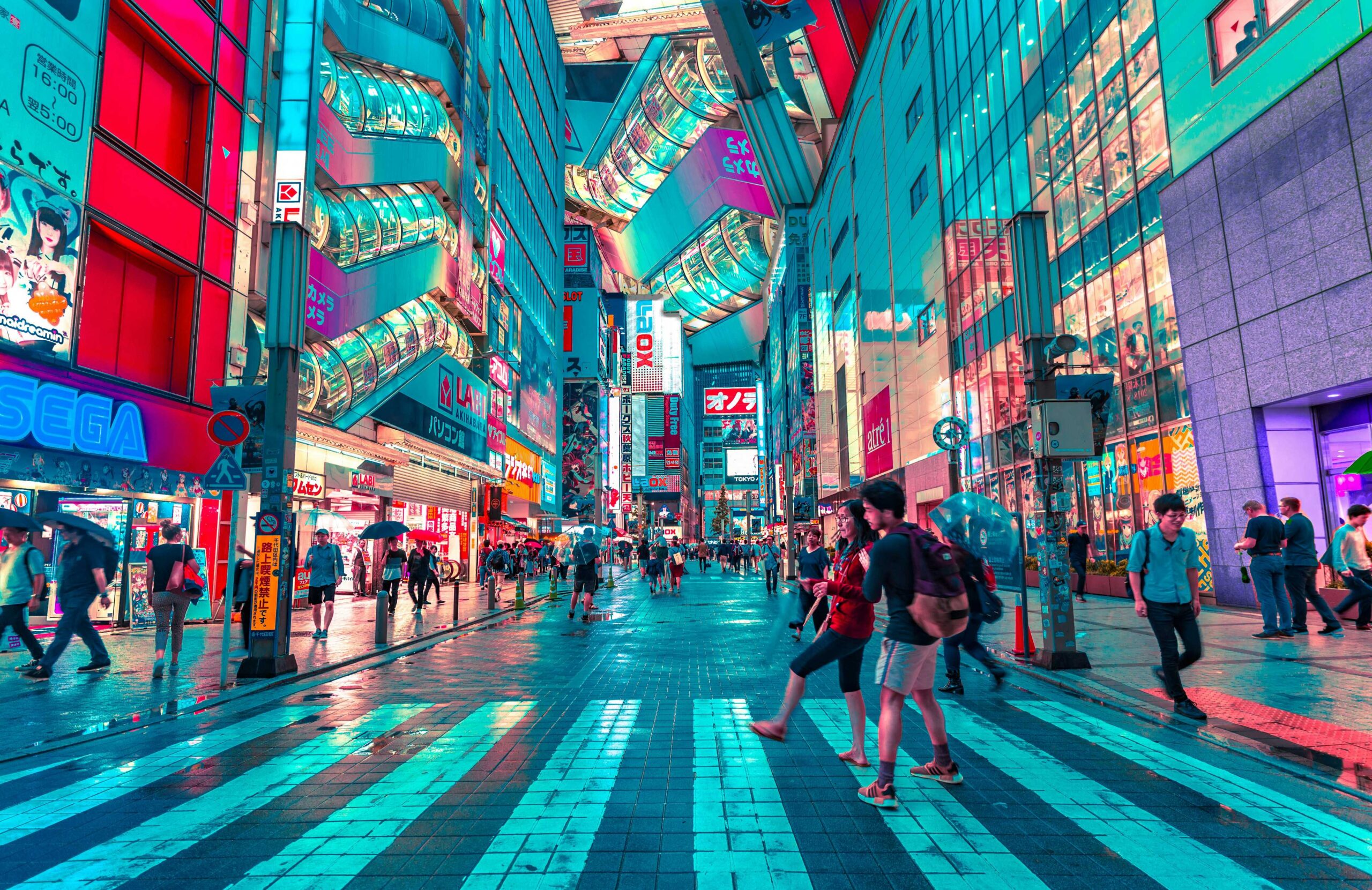 Incrocio illuminato dalle insegne al neon nel quartiere di Shinjuku a Tokyo, Giappone
