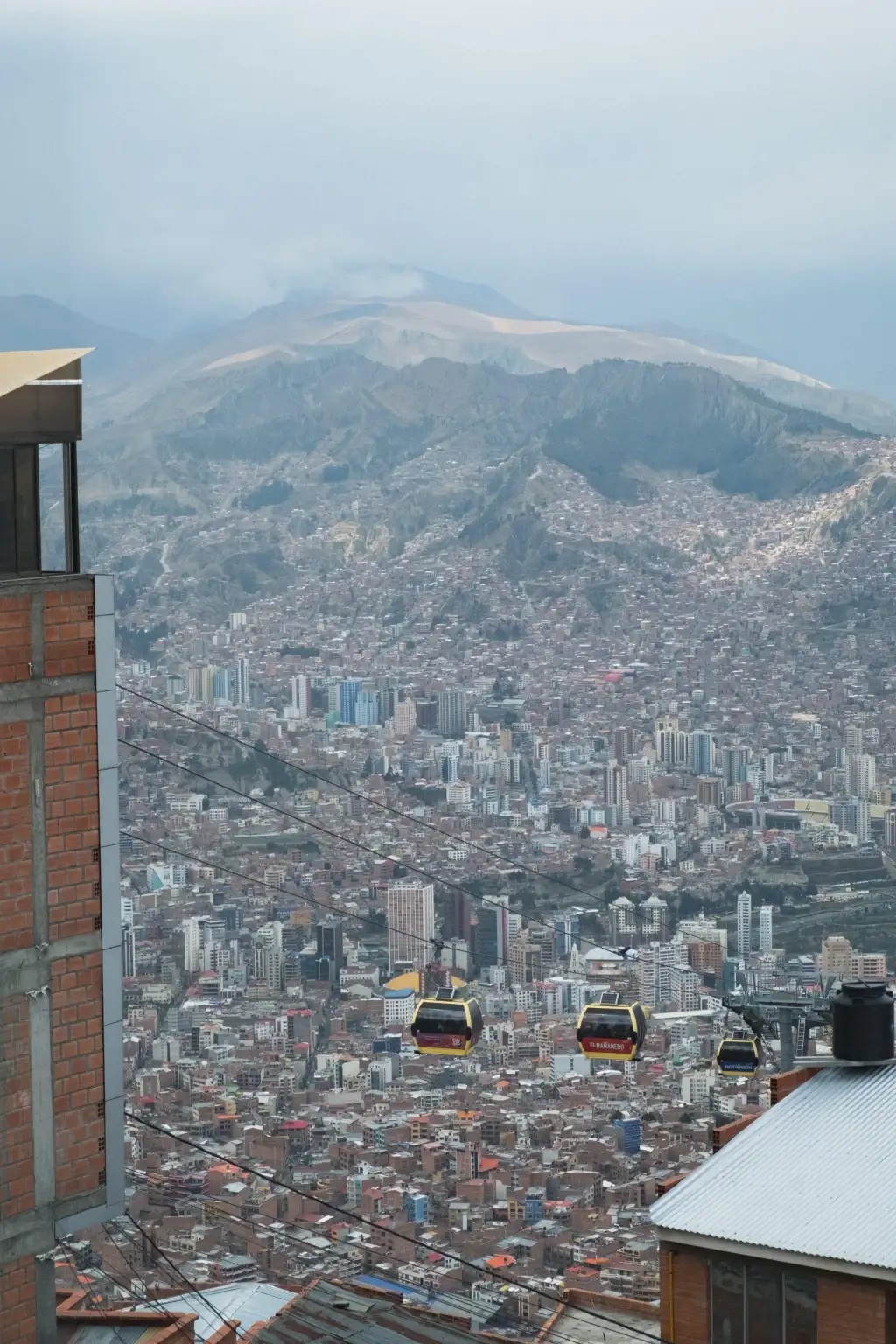 La Paz vista dall'alto con le cabine della funivia, Bolivia