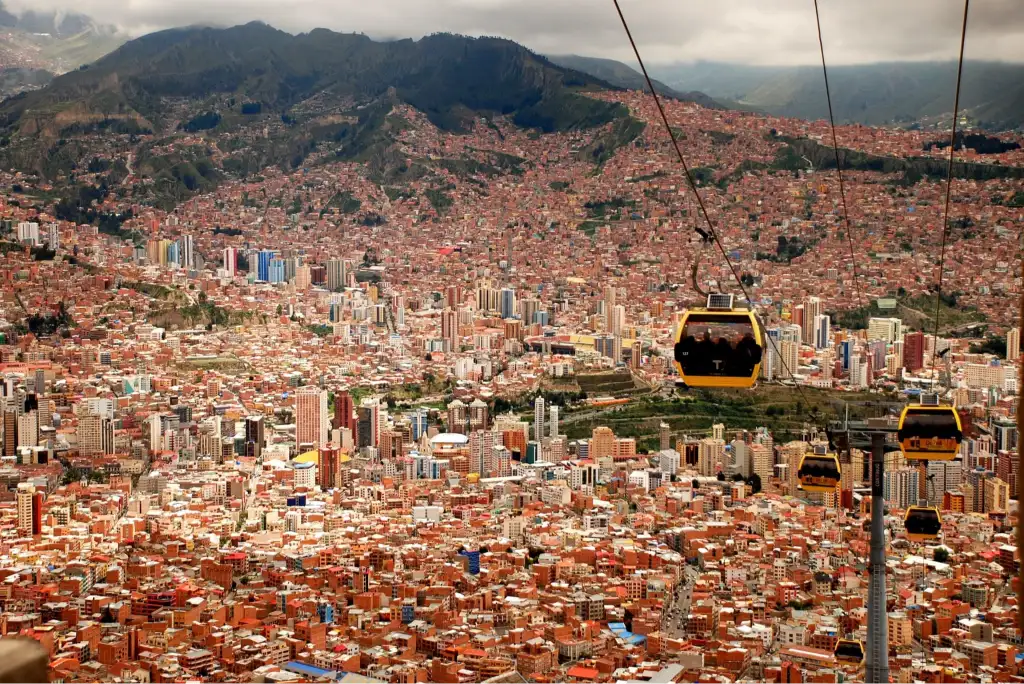La funivia sopra le case rosse di La Paz tra le montagne, viaggio in Perù e Bolivia