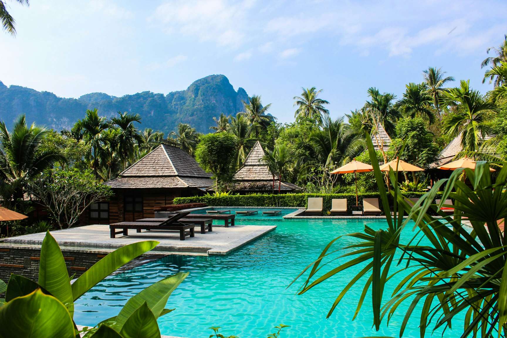 Piscina tra le palme con le montagne sullo sfondo, viaggio in Sri Lanka