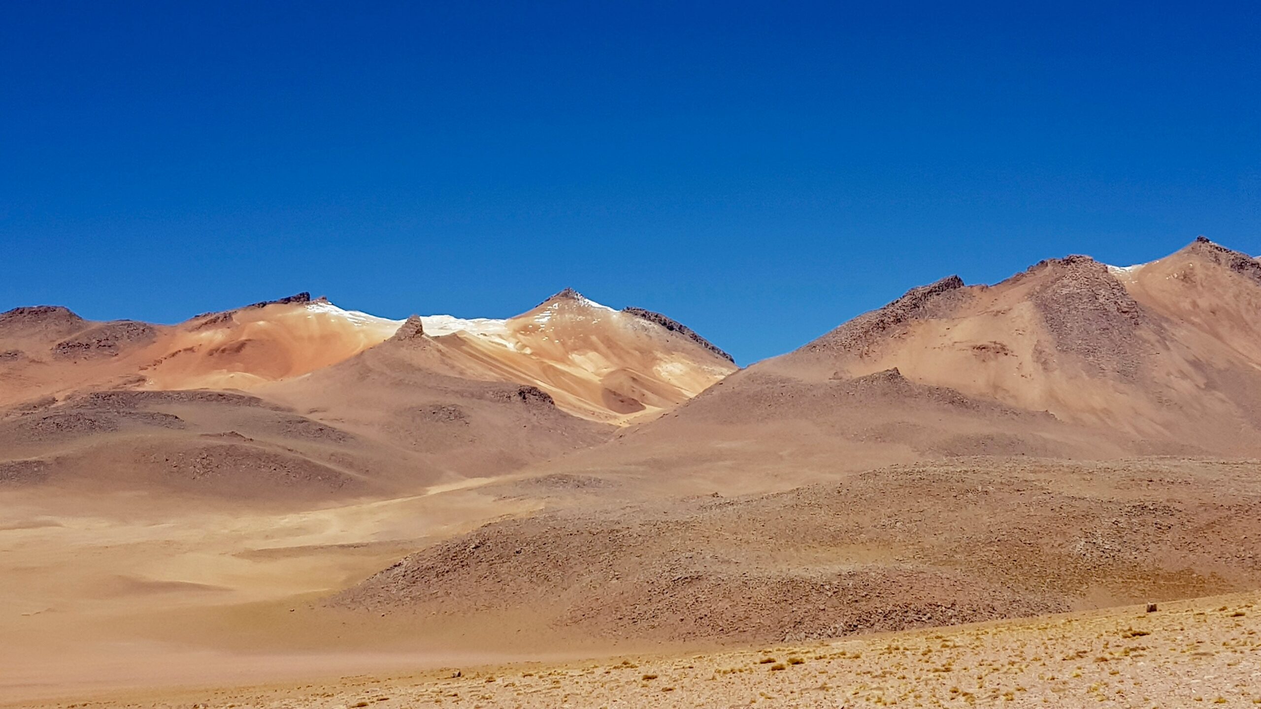 Montagne color ocra nel deserto dell'altopiano boliviano, viaggio in Perù e Bolivia