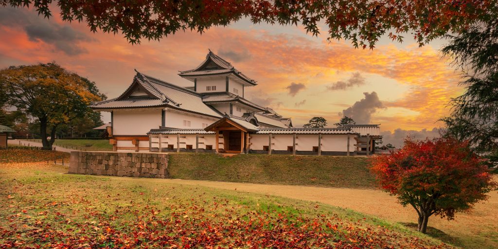 Il castello di Kanazawa al tramonto con gli aceri autunnali, Giappone