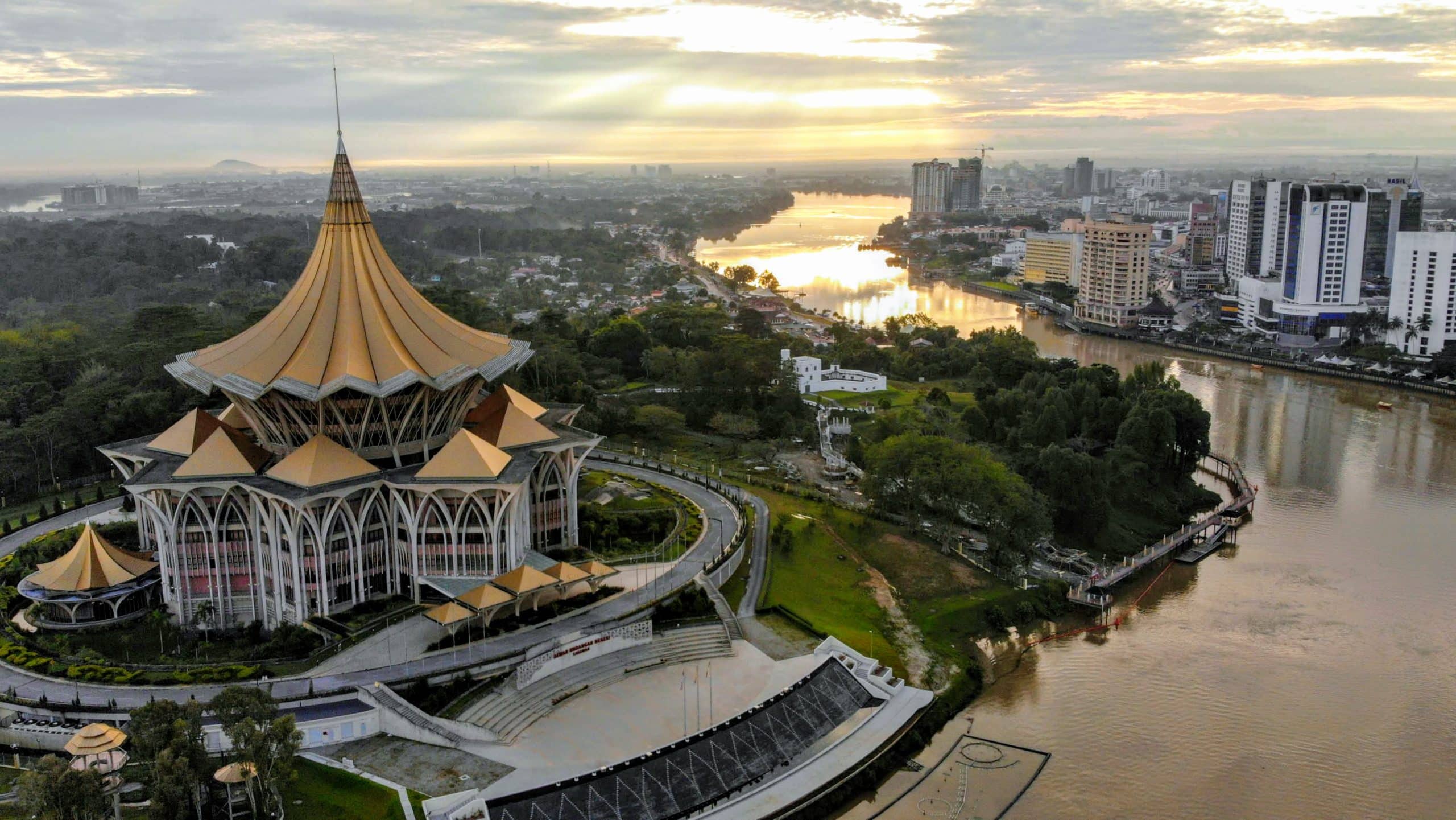 Il parlamento del Sarawak e il fiume a Kuching visti dall'alto, Borneo, Malesia