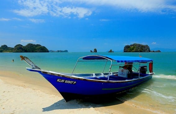 Barca colorata sulla spiaggia di Pantai Cenang a Langkawi, Malesia