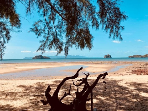 Spiaggia di Tanjung Rhu a Langkawi con isolotti all'orizzonte, Malesia