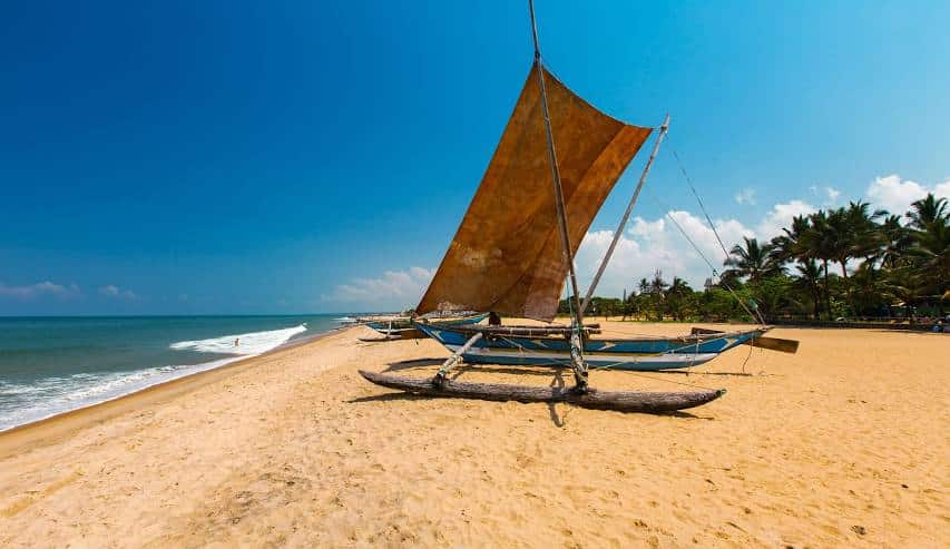 Barca da pesca tradizionale a vela sulla spiaggia di Negombo, Sri Lanka