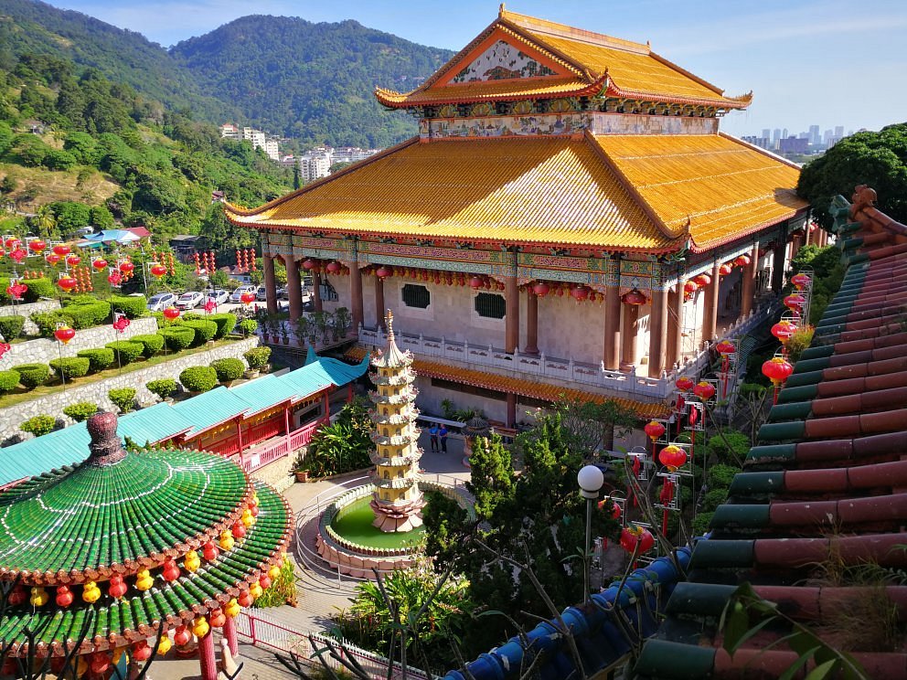 Il tempio Kek Lok Si con la pagoda e le lanterne rosse a Penang, Malesia