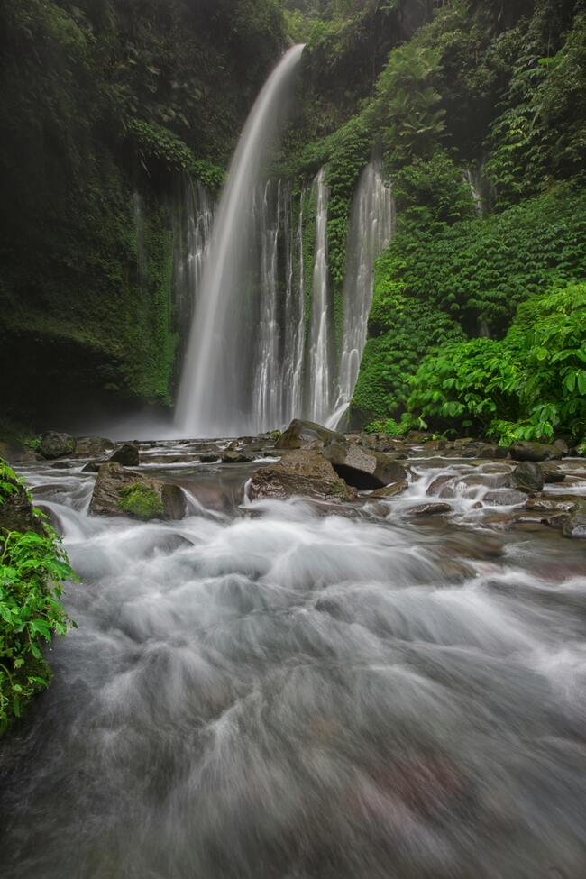 La cascata Tiu Kelep nella foresta del Rinjani, Lombok, Indonesia