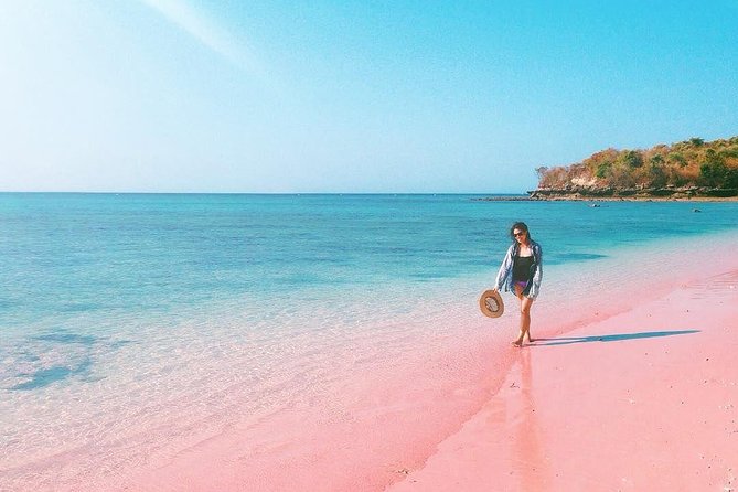 Viaggiatrice sulla spiaggia rosa di Lombok, viaggio in Indonesia