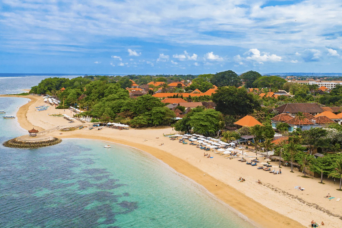 La spiaggia e la barriera di Sanur viste dall'alto, Bali, Indonesia