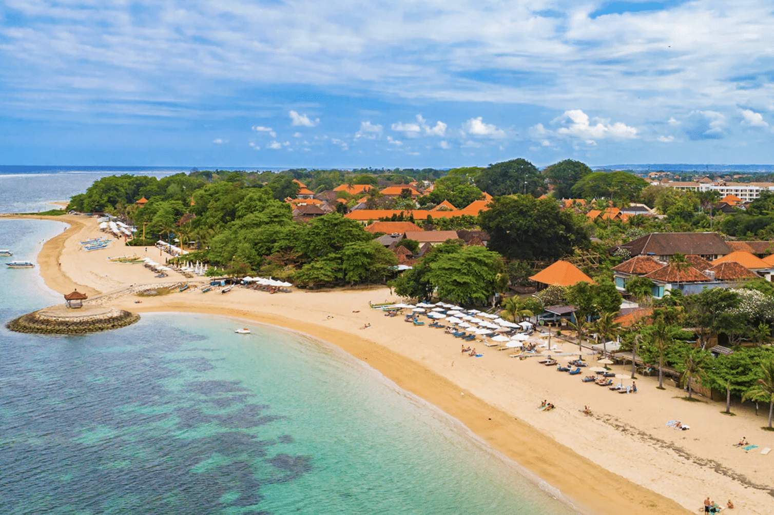 La spiaggia di Sanur e il mare calmo della barriera visti dall'alto, viaggio a Bali