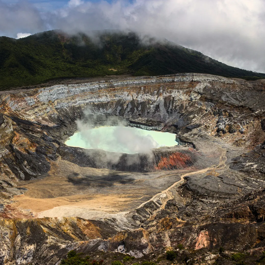 Cratere fumante del vulcano Poás, escursione della luna di miele in Costa Rica