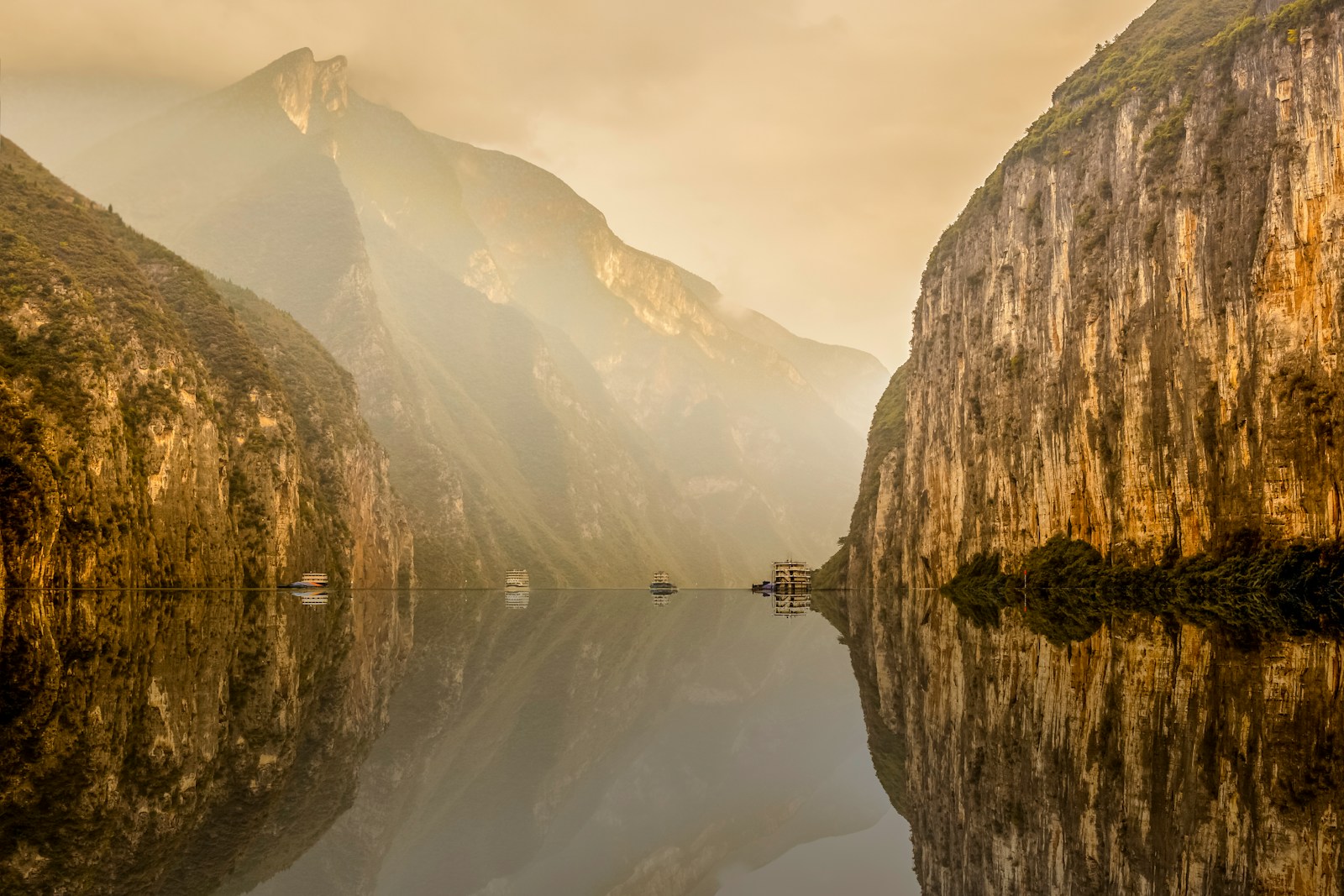 Le Tre Gole del fiume Yangtze nella luce dorata, cosa vedere in una crociera in Cina