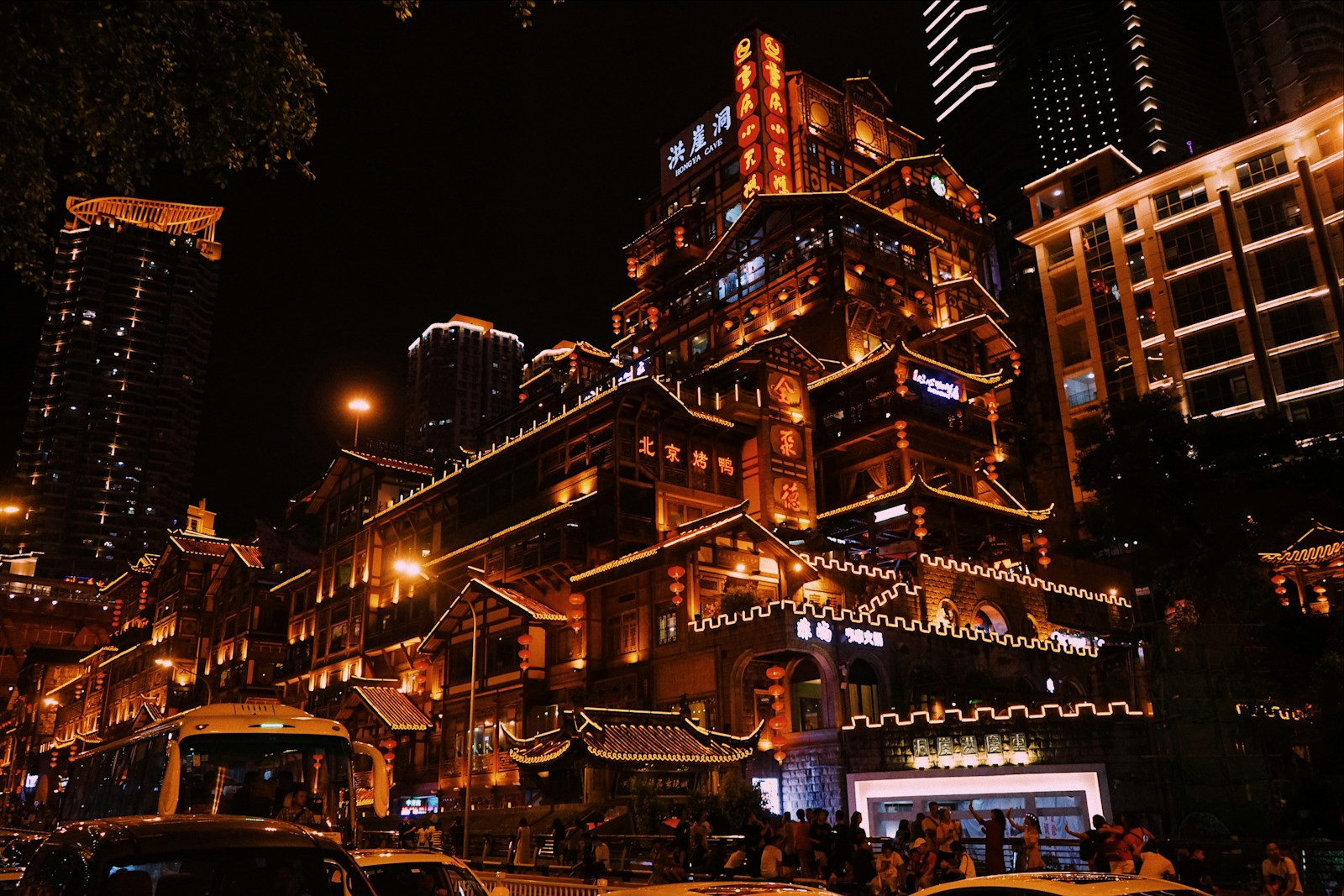 Gli edifici di Hongyadong illuminati nella notte di Chongqing, Cina