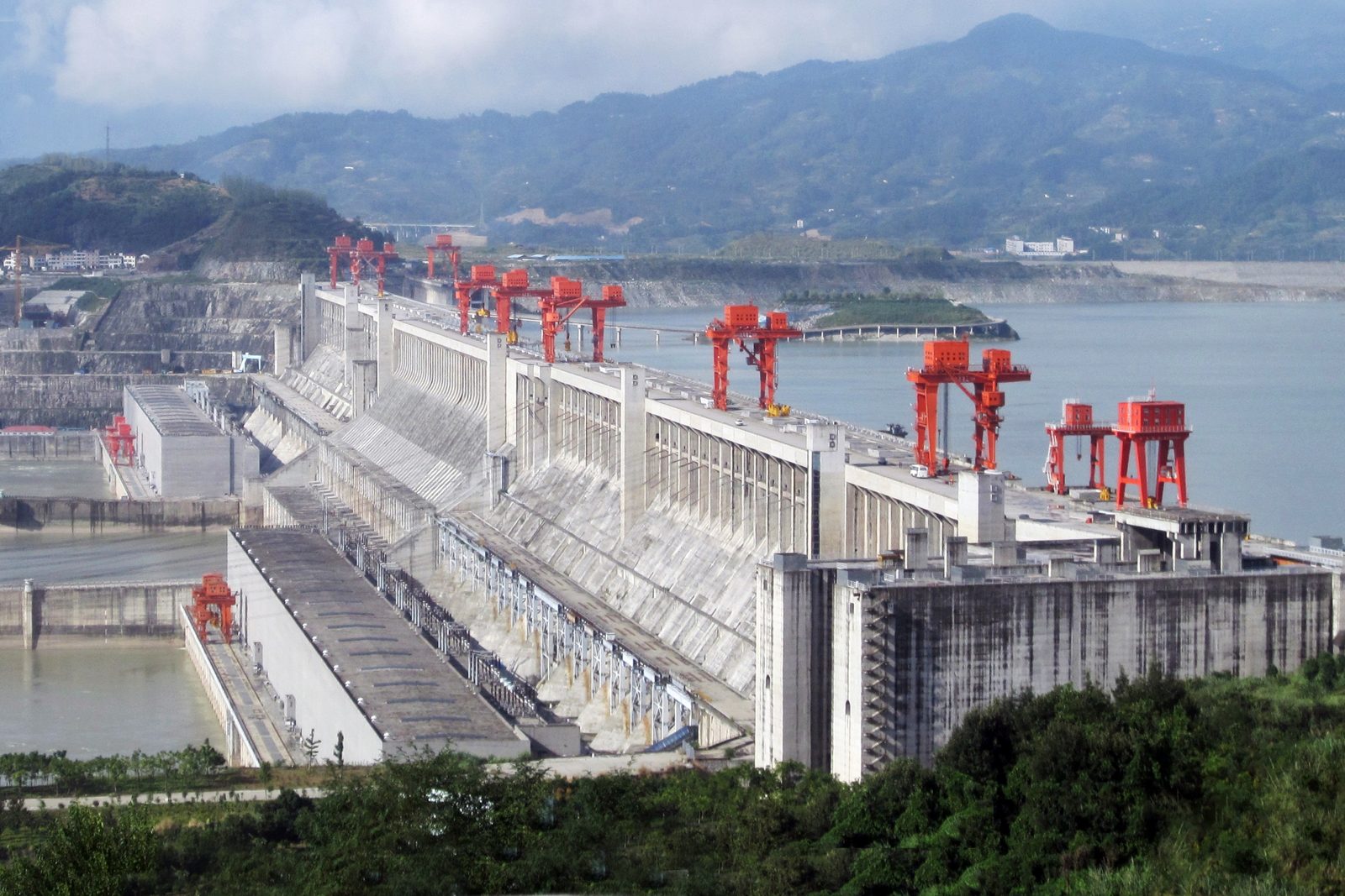 La diga delle Tre Gole sul fiume Yangtze vicino a Yichang, Cina