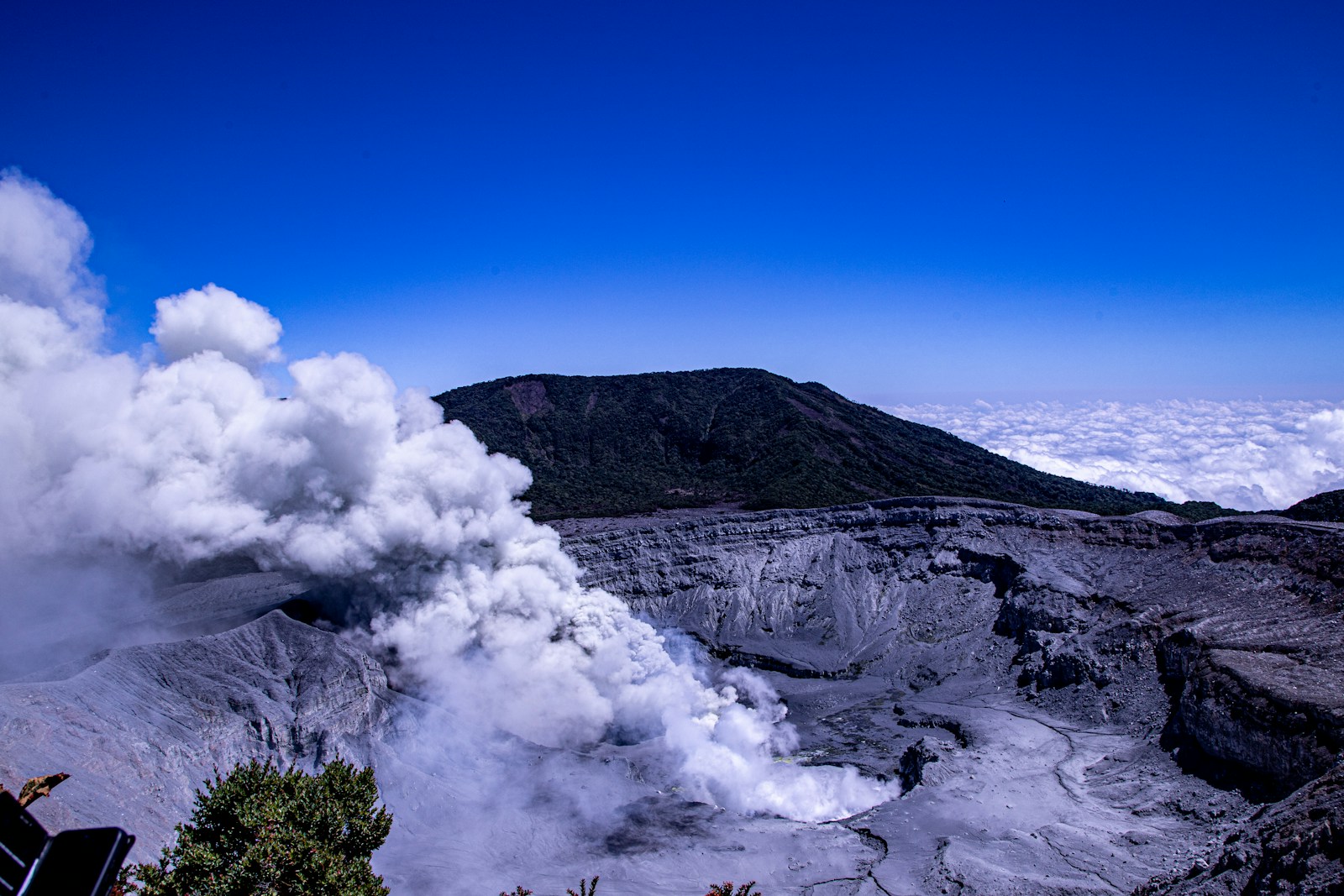 Fumarole nel cratere del vulcano Poás sopra le nuvole, escursione da San José, Costa Rica