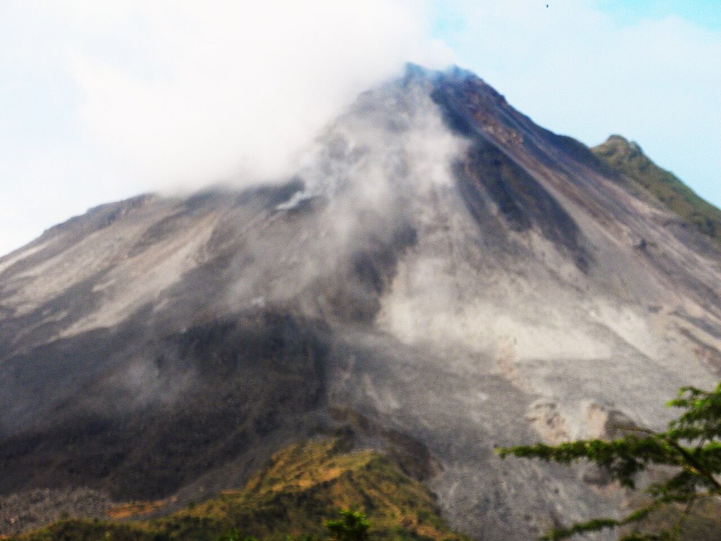 Giorno 5 · 16 dicembre — Arenal, sentieri di lava e acque termali