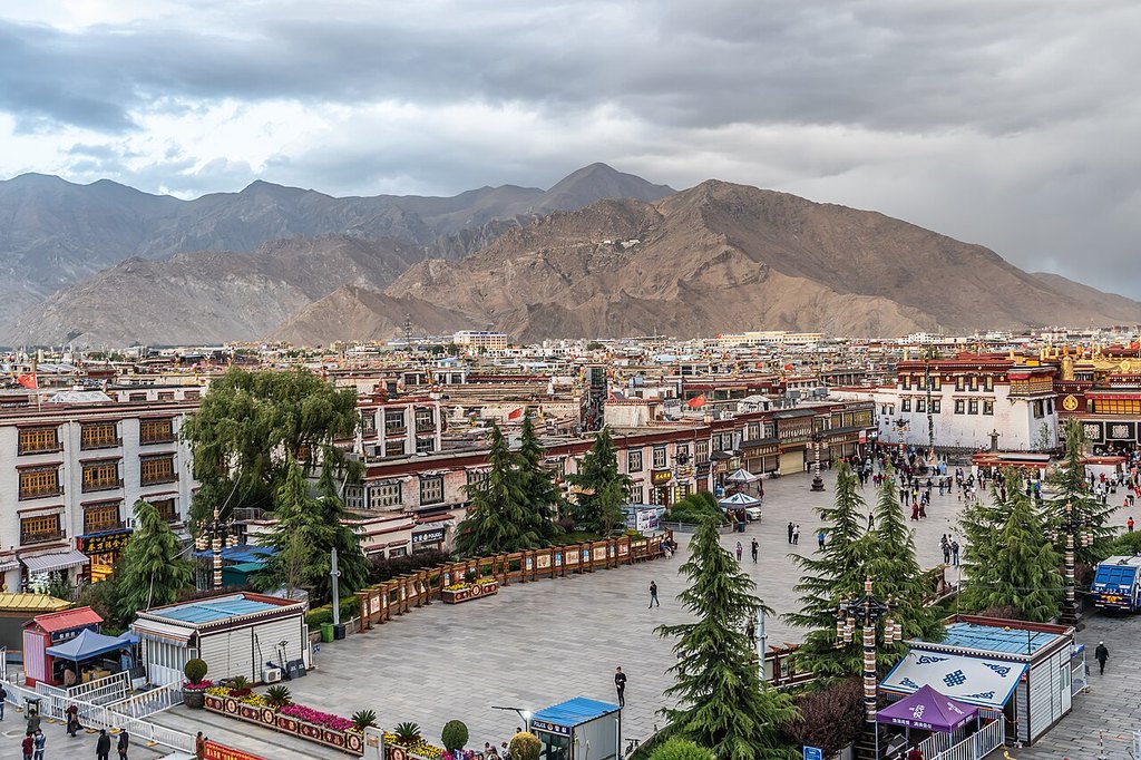 La piazza del Barkhor e la città vecchia di Lhasa con le montagne, arrivo del viaggio in Tibet