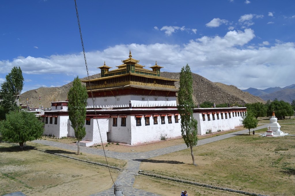 Il tempio principale del monastero di Samye tra le montagne, viaggio di gruppo in Tibet e Cina