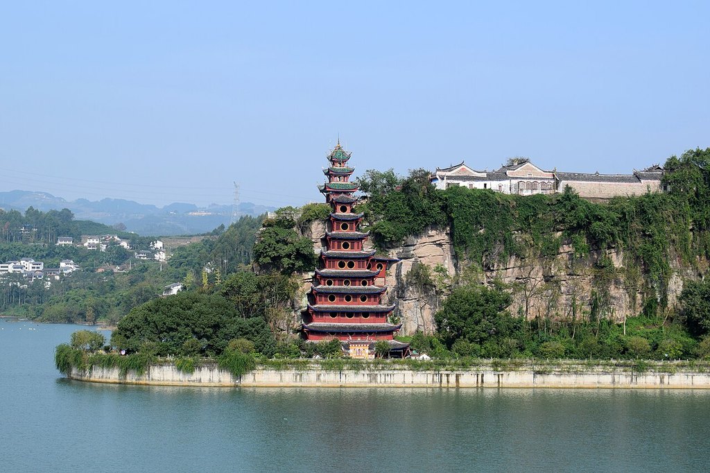 La pagoda rossa di Shi Bao Zhai sulla roccia lungo il fiume Yangtze, crociera in Cina