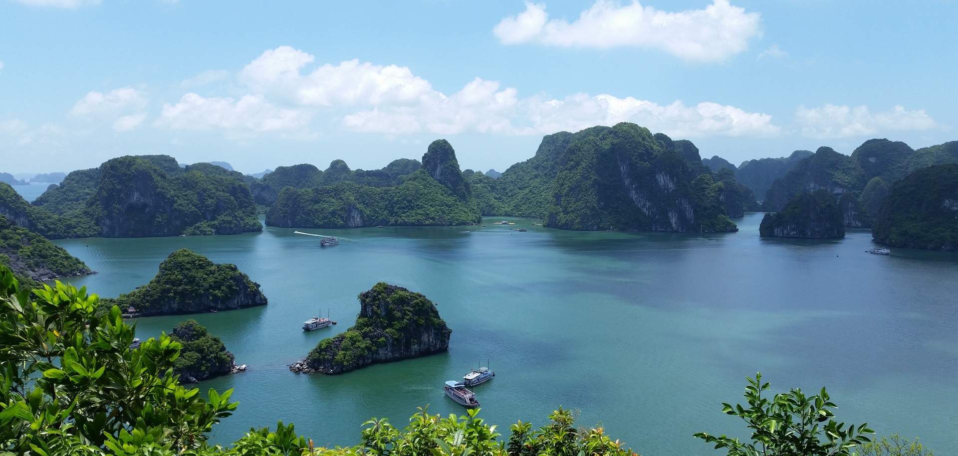 Baia di Ha Long vista dall'alto, con le isole calcaree e le barche da crociera (Vietnam)
